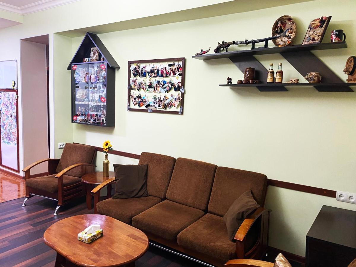 Friendship Hostel & Tours 耶烈万 外观 照片