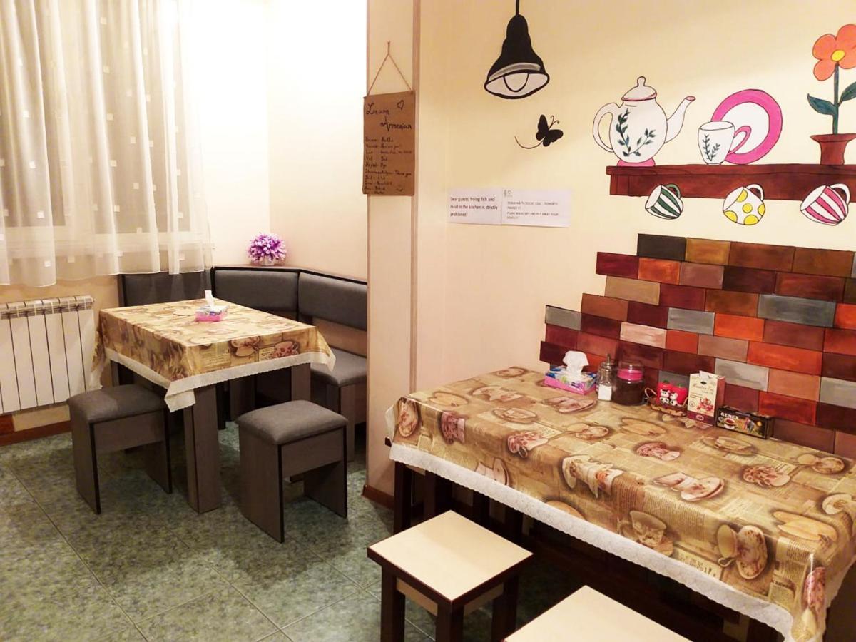Friendship Hostel & Tours 耶烈万 外观 照片